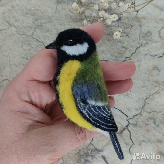 Брошь синица из шерсти