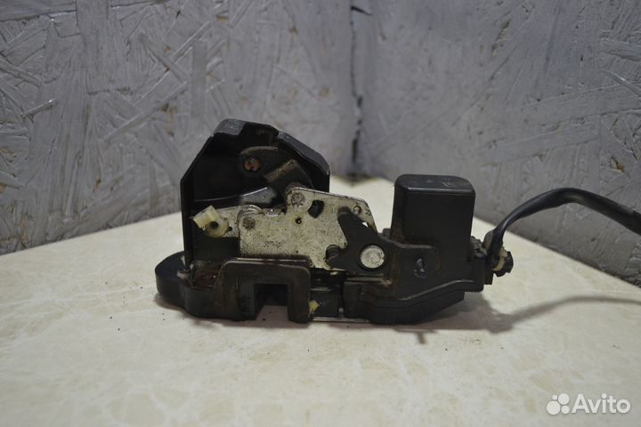 Замок двери задний левый Kia Spectra