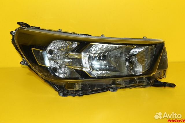 Toyota Hilux Фара правая галогеновая