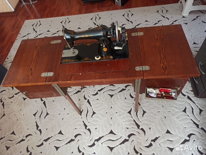 Ретро винтажная швейная машинка СССР