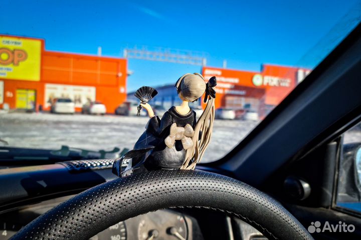 Фигурка на панель, аниме тян, с веером, черное ким