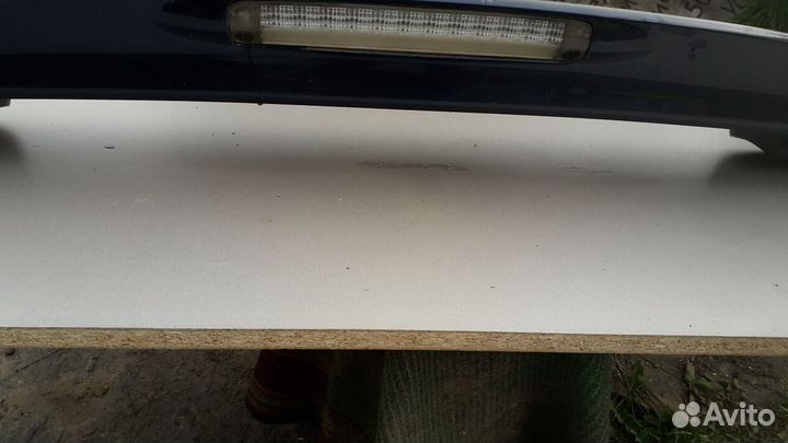 Спойлер на двери багажника