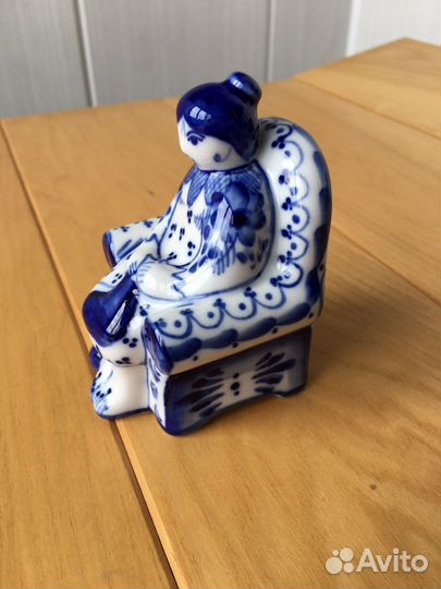 Статуэтка гжель Бабушка вяжет носок Шекма Гжель