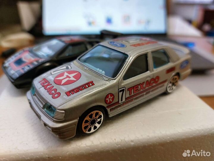 Модели Ford Sierra и Lamborghini Countach 1:43