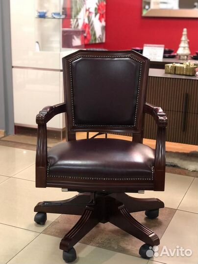 Кресло кожаное на колесах