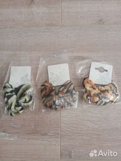 Расчёска, резинки для волос, заколка, бигуди