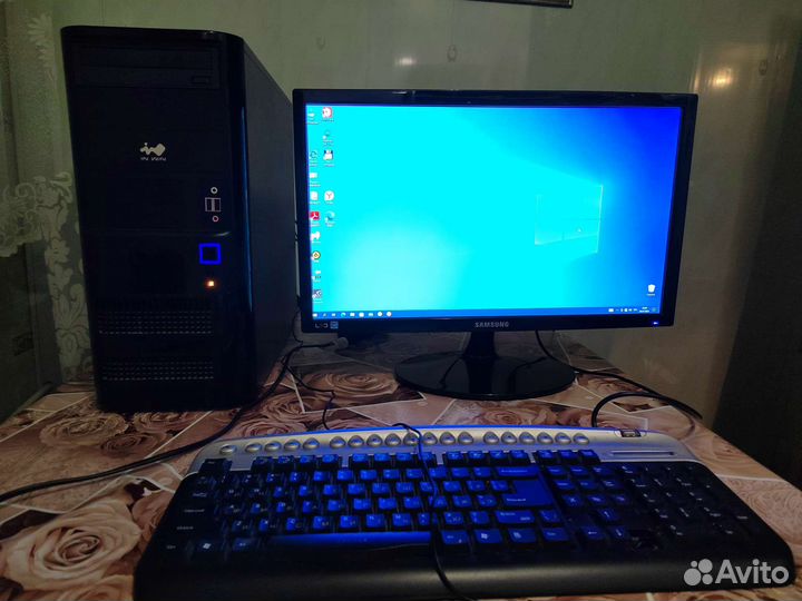 Игровой компьютер с монитором и клавиатурой