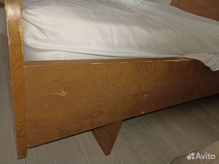 Кровать без матраса бу 145,5*200