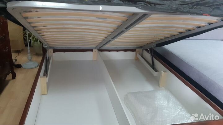 Кровать с подъемным механизмом