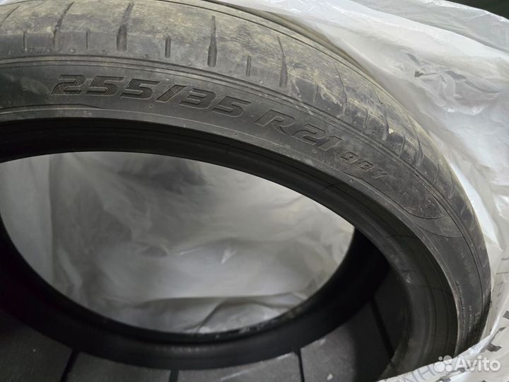 Pirelli P Zero 255/35 R21 98Y