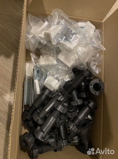 Крепежи и ножки для кухни новые