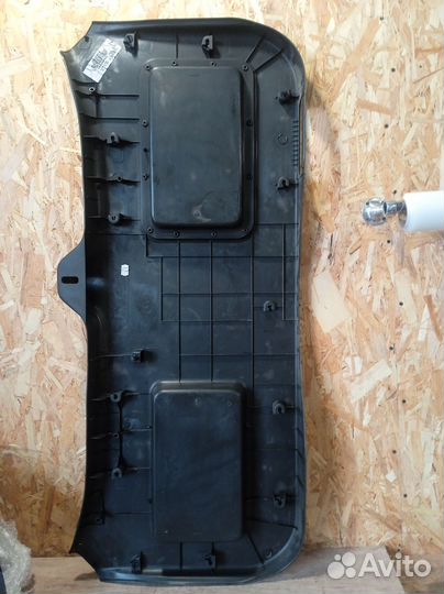 Обшивка двери багажника Nissan Pathfinder
