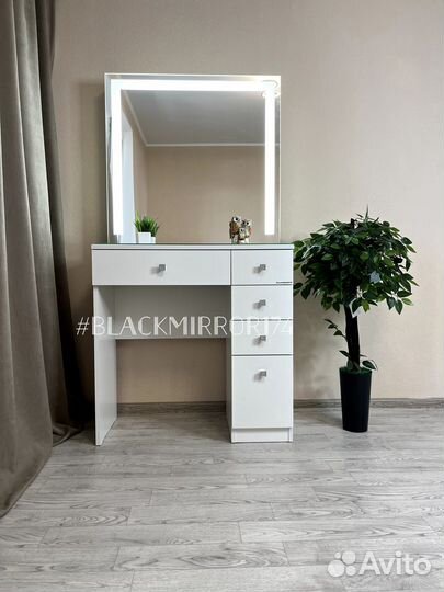 Столик для макияжа с тумбой и зеркалом
