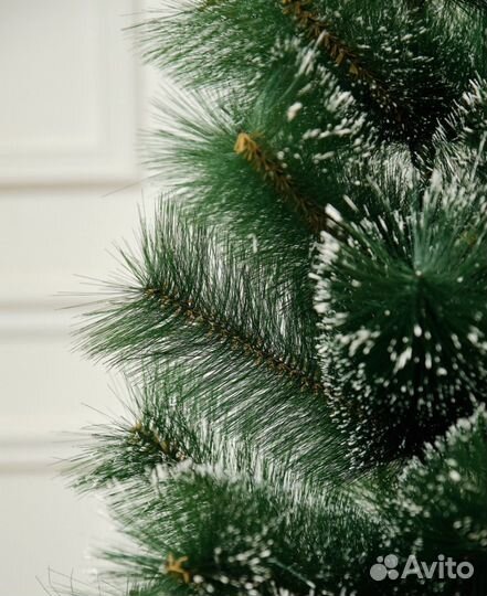 Елка искусственная с инием и шишками