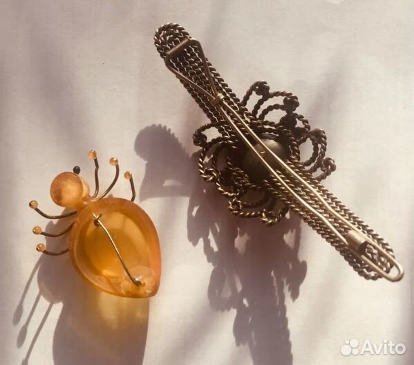 Продам винтажную брошь, янтарного жука и заколку