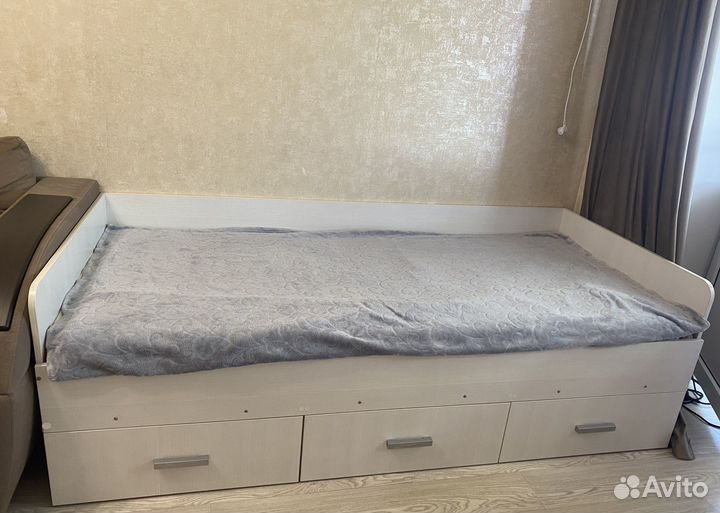 Кровать односпальная с ящиками и матрасом