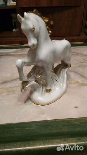 Статуэтка конь фарфор