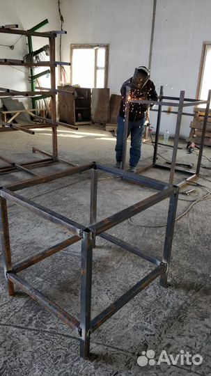 Металлические полки и стеллажи