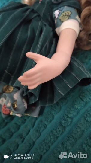 Кукла фарфоровая