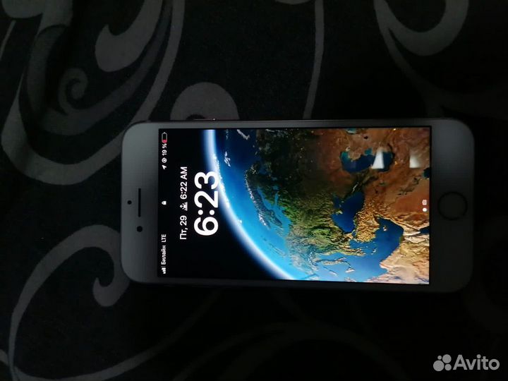 Телефон iPhone 8 64 gb