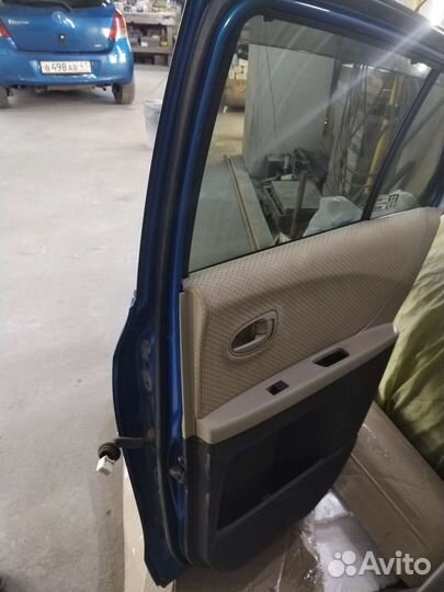 Дверь на Toyota-Vitz 2016г. по запчастям