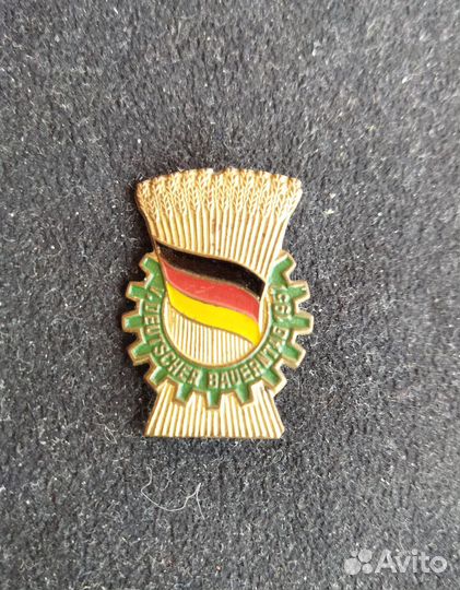 Значок иностранный 1957 год