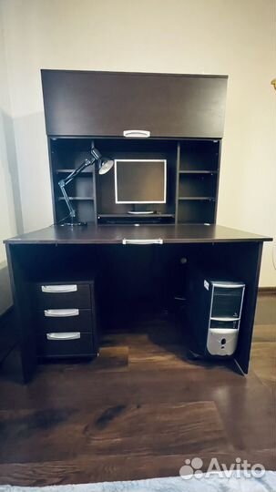 Компьютерный стол вместе с компьютером + лампа