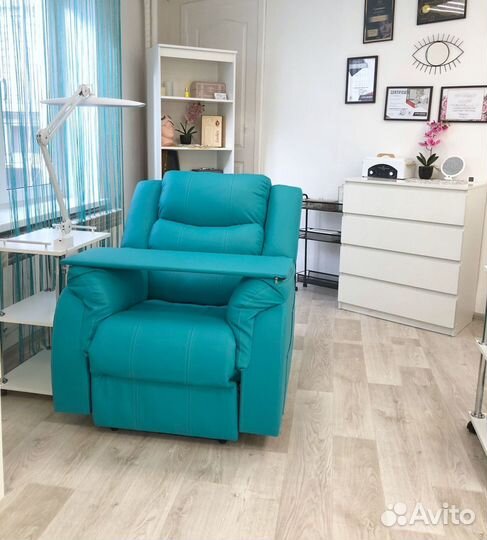 Кресло реклайнер в голубом цвете