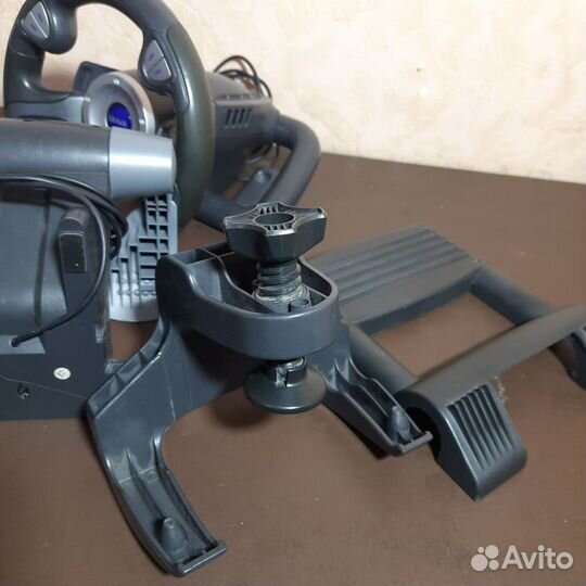 Игровой руль с педалями saitek R220