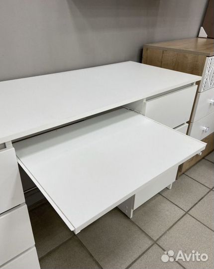 Стол белый компьютерный