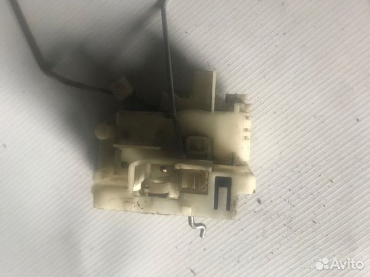 Замок двери передний левый Honda Fit GD1 L13A 2002