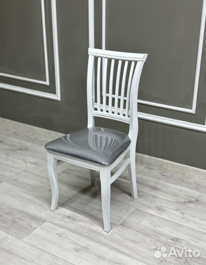 Стол и стулья