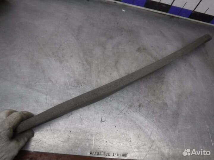 Уплотнитель передний правый Mitsubishi Pajero