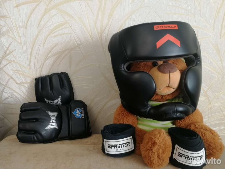 Шлем и перчатки для единоборств