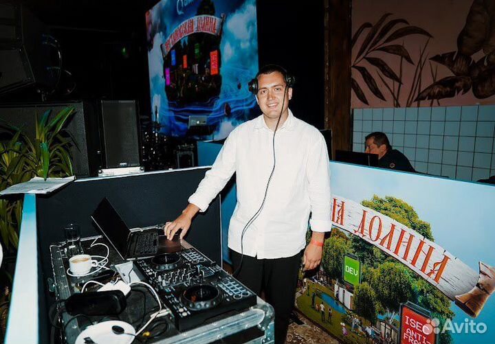 Диджей со своим звуком и светом