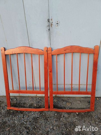 Детская кроватка с маятником