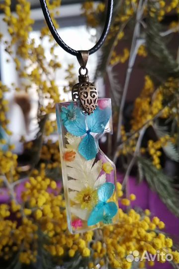 Подвеска из эпоксидной смолы среднего размера