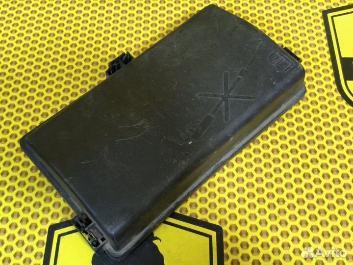 Крышка блока предохранителей под капотом Opel