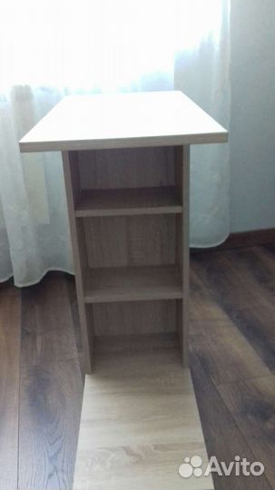 Прикроватный столик на колесиках