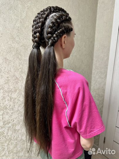 Модель на афроприческу