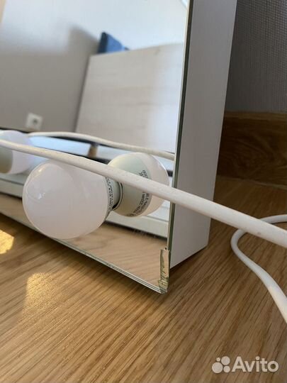 Гримерный столик с зеркалом