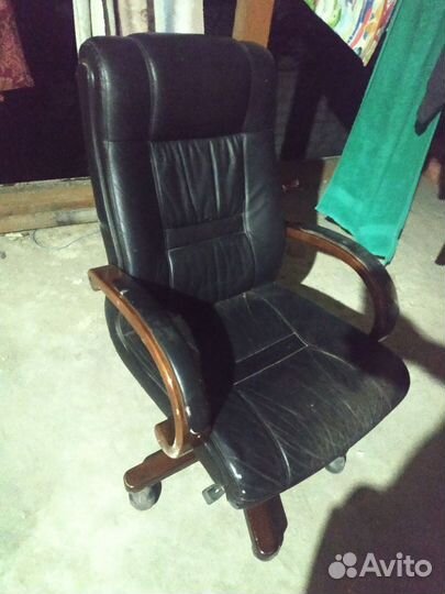 Кожанное кресло