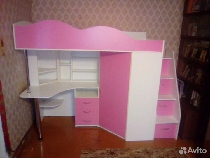 Кровать чердак со столом и шкафом