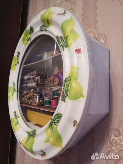 Старинная круглая полочка для мелочей