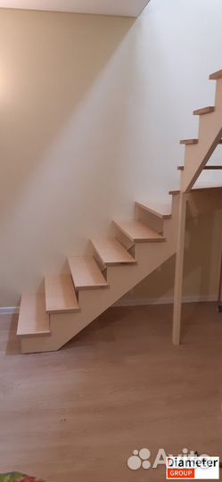 Межэтажная лестница с обивкой