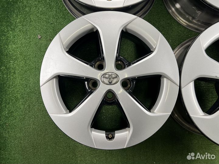 R15 Toyota Pruis Black 5x100 6JJ ET+45 цо54,1мм
