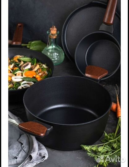 Кастрюля с крышкой Polaris 4л. Новая