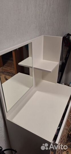 Туалетный столик с зеркалом