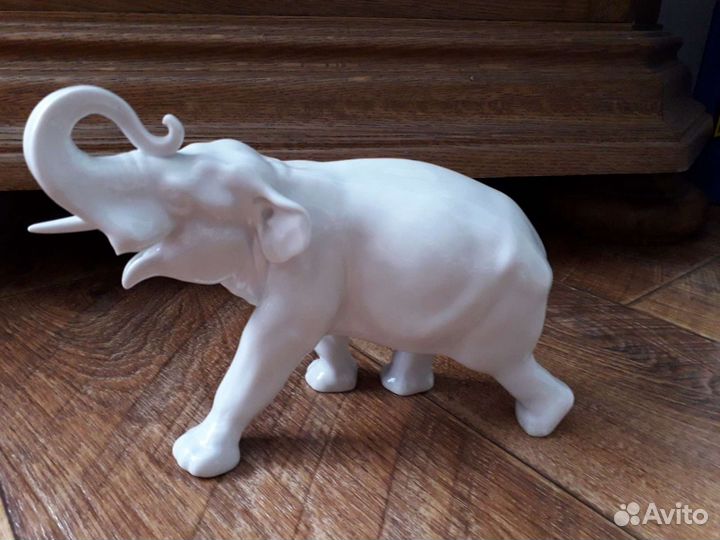 Фарфоровая статуэтка 