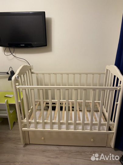 Детская кроватка с маятником
